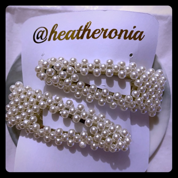 Accessories - NWOT Set of 2 Faux Pearl Hair Clips